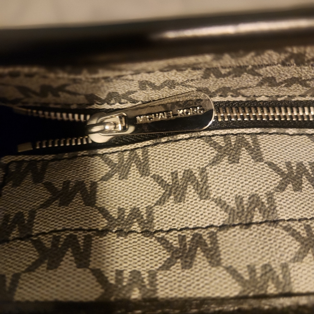 Michael Kors Monogram Black and White Tote Silver Stripe - Picture 5 of 10